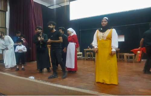 تماشای نمایش دن کامیلو درسالن شهیدمداحی پور جیرفت